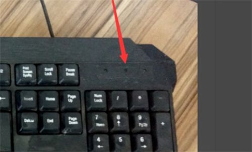 键盘第三个灯亮了怎么关