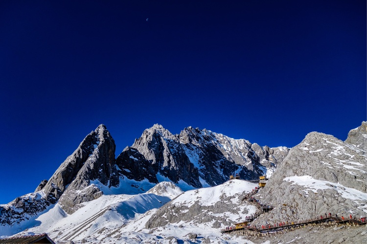玉龙雪山，玉龙雪山在哪里个城市