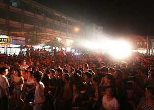 人声鼎沸的意思