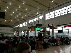 义乌高铁站和火车站是在一个地方么?