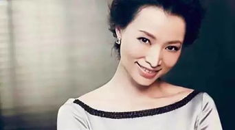 董卿录节目被偶遇,没有穿高跟鞋的她,真实的身高如何呢?