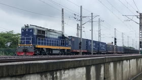 T244列车05车厢018号是靠窗的吗