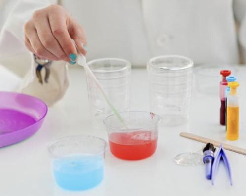 偏铝酸根和碳酸氢根