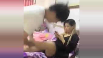 怎么才能挠女同学的脚心呀?