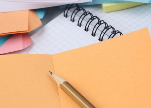 通知小芳明天上午9:00到学校参加猪发小组的活动但是他不在家里留言条