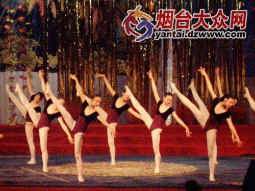 形容人观看表演的成语