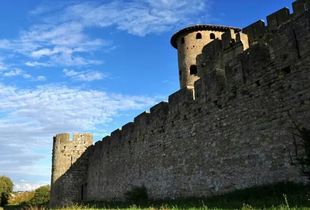 固若金汤的意思是?