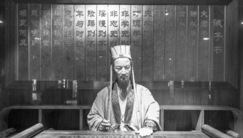 三顾频烦天下计两朝开济老臣心指的是谁?