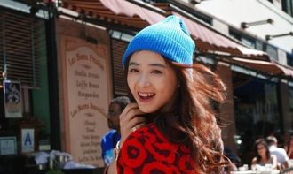 她们的脸上洋溢着什么笑容