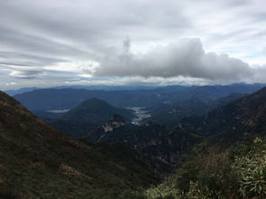 气字里边加个山念什么