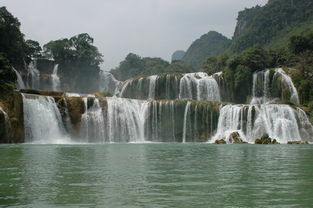 四面湖山归眼底万家忧乐到心头写的是谁