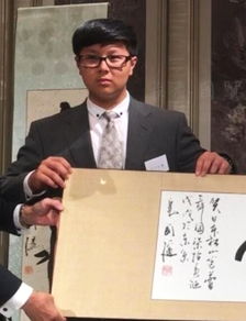 唐国强带着妻子出街,他大儿子的照片曝光,长相让大家有点失望