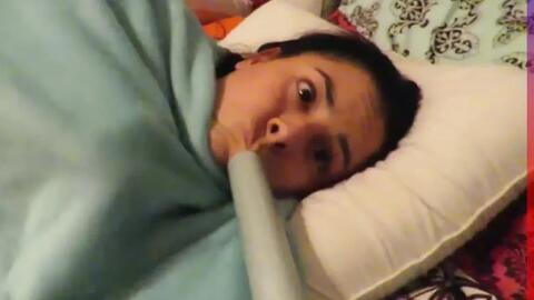 抱小孩打针时坐着好还是爬这好?