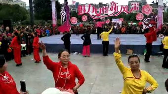 圆圈舞请小朋友把右手举起来左手叉腰,这句话的问题在哪里