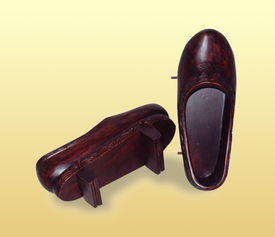 脚着谢公屐,身登青云梯的出处是?含义呢