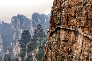 形容山高大险峻的成语