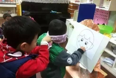 戴高帽什么意思，戴高帽是夸人还是贬人