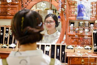 伊利的金典牛奶英文名称为“SATINE”,请高手解释其中的涵义或典故_百度