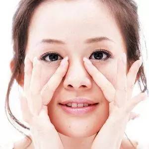 对于鼻根偏低的人来说,有什么化妆技巧可以改善?