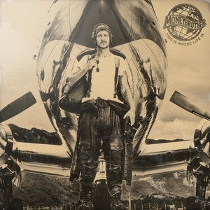 bombarded with，be bombarded with