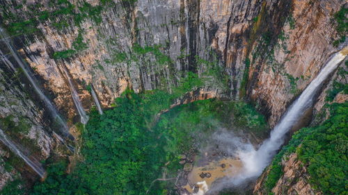 磅礴拼音怎么读，朝气磅礴拼音