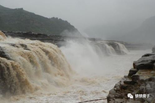 浩浩汤汤和浩浩荡荡，浩浩汤汤,横无际涯,朝晖夕阴,气象万千的意思