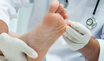 生产鞋袜不对外打一成语，生产鞋袜不对外打一字