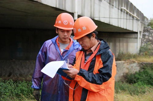 扁担作字两头看,(打一成语)