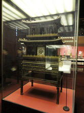 原先在纠结是去钟表馆还是珍宝馆,必须二选一,导游