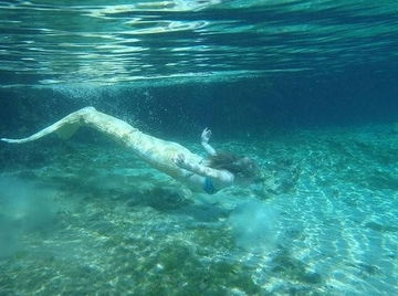 有一句歌词是“美人鱼的眼泪,是一个连伤心都透明的世界。”_百度知