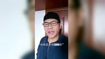 又疑瑶台镜,飞在青云端。是什么意思?