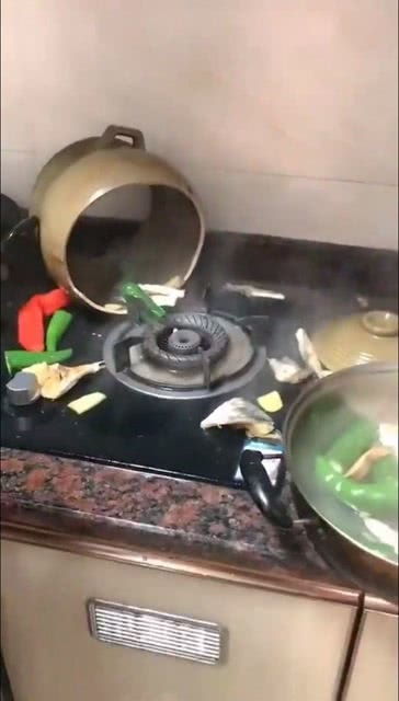 求“打破砂锅问到底”意思