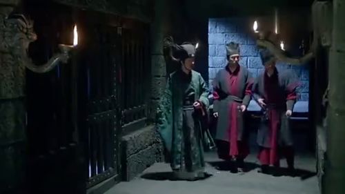 公堂台阶下受审的囚犯叫什么