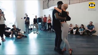 紧身裤广场舞背影，紧身裤广场舞竖屏近距离