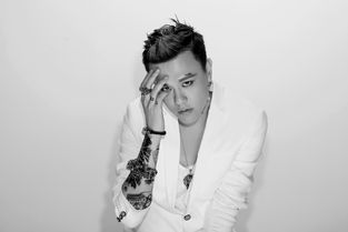 开心就拍手喷上最贵的香水出发,歌曲名是什么