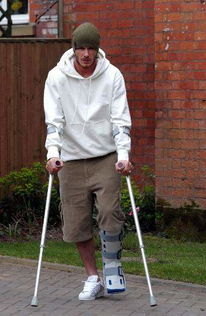 英语谚语:Good news goes on crutches 中文翻译是什么?