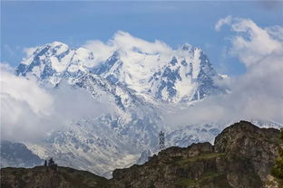 巍峨耸立是什么意思?