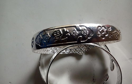 纹银手镯值钱吗，纹银手镯是什么银 值钱吗