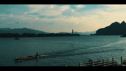 过江千尺浪入竹万竿斜描写的是什么，过江千尺浪