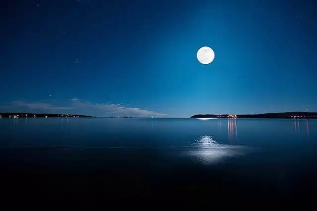 湖光秋月两相和下一句是什么