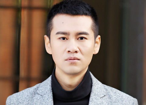 我在梦中遇见你,一条绿色的天路,牵着我到天门口,亲切的走进你求歌名