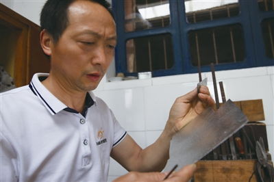 一个金字旁加鼠念什么