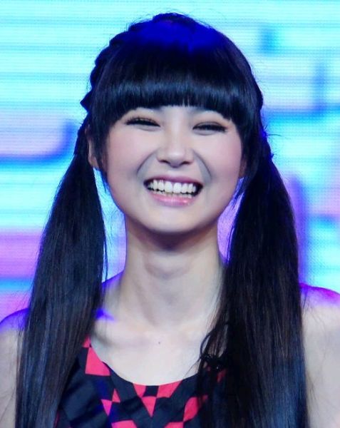 广西第一美女校花张颖睿QQ是93790228吗?空间很多生活照