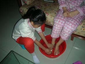 小男孩给妈妈洗脚的作文，给妈妈洗脚的作文100字左右