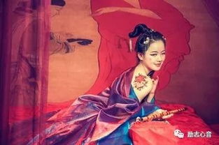 晓镜但愁云鬓改,夜吟应觉月光寒