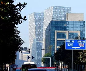 现在大多高楼大厦都是用红砖建设起来的。对吗?